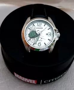 Citizen Eco-Drive AW1431-24W Marvel Incredible Hulk Zifferblatt Uhr Neu aus altem Lagerbestand neu im Karton - Bild 1 von 9