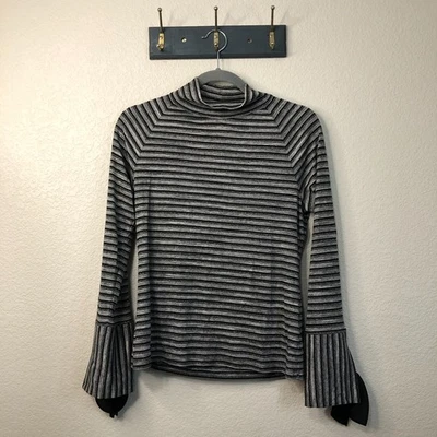 Blusa listrada feminina Laundry by Shelli Segal manga longa sino gola simulada M com nervuras - Imagem 1 de 4