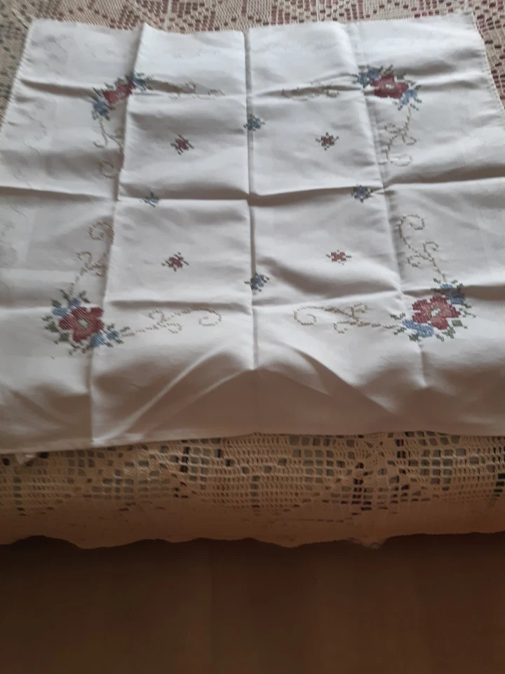  nappe  brodé mains de 80 cm sur 80 cm - Photo 1/1