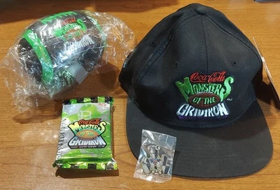 Juego de 4 piezas Coca~Cola Monsters of the Gridiron 1994 ~ sombrero, tarjetas, alfiler y fútbol americano Foto 1 de 4
