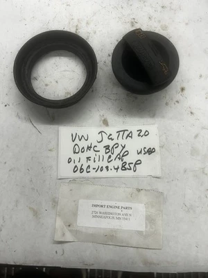 TAPA DE LLENADO DE ACEITE *USADA* SE ADAPTA A AUDI A4 2.0 BPY DOHC 16V 2005-2018 06C-103-485P *USADA* Foto 1 de 3