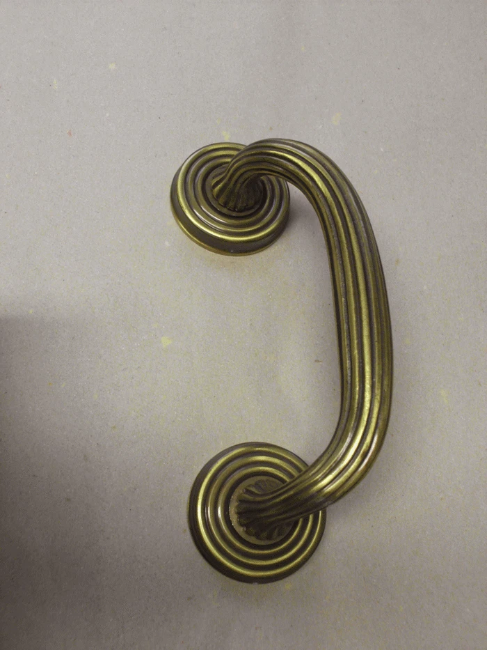 STOSSGRIFF Messing Stil Haustürgriff EDEL Messinggriff brüniert verkröpf klein  - Bild 1 von 1
