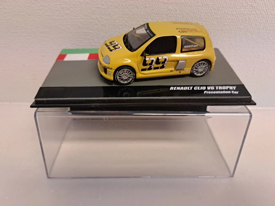 1:43 UNIVERSAL HOBBIES EAGLE RACE RENAULT CLIO SPORT V6 TROFEO PRESENTACIÓN COCHE Foto 1 de 4