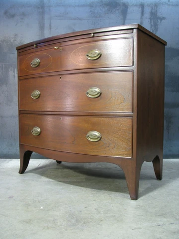 Mint Vintage Kittinger Hepplewhite Bow-Front Mahogany 3 Drawer Chest w/ Pull Out Cover