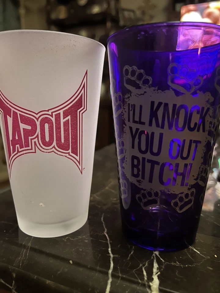 2 vasos de pinta Tap Out de 16 oz púrpura rosa knockout vasos Tapout tazas de lucha Foto 1 de 3