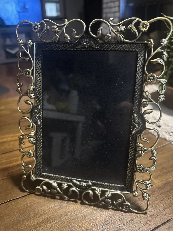 Marco de fotos Fetco dorado y negro 5 x 7 con marco de diseño de recorte de desplazamiento Foto 1 de 4