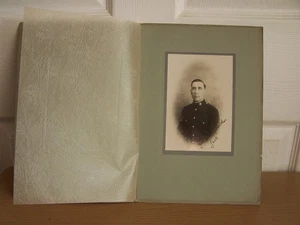 Militär Soldat Bube in Uniform montiert großes Foto Fyzabad Indien Fotograf - Bild 1 von 5