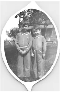 ZWEI BRÜDER IM PIJAMAS, 1910ER JAHRE. VINTAGE AUSGESCHNITTEN 3,3" x 2,7" FOTO #12 - Bild 1 von 2