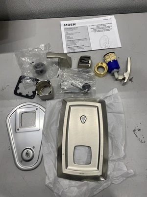 Moldura de ducha Moen Voss de 2 manijas con válvula de transferencia integrada UT3611BN Foto 1 de 4