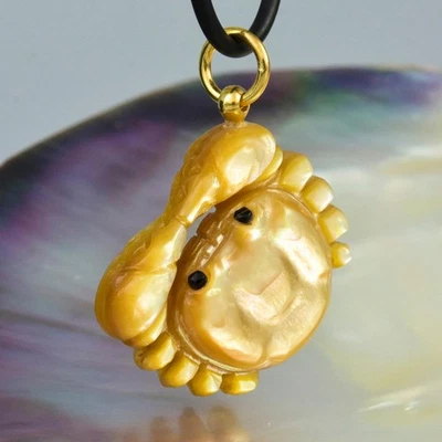Carved Mother-of-Pearl Crab Design Pendant Gold Vermeil Sterling Silver 9.68g - Image 1 of 4