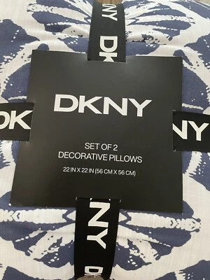 Novo Conjunto de 2 Almofadas Decorativas Designer DKNY 22” X 22” - Imagem 1 de 4
