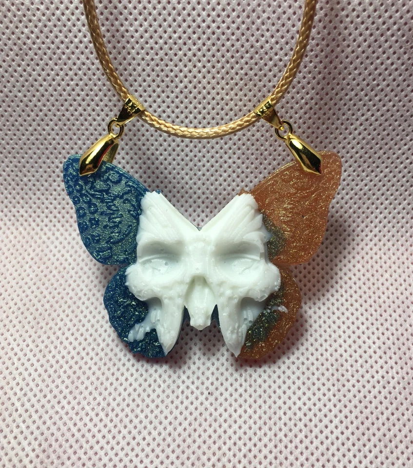 Уникальный череп бабочка смолы ожерелье | синий и розовое золото блестящие крылья - Изображение 1 из 1