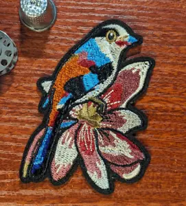 Spatz auf Blume Aufnäher Tiere Vögel Natur Kunst bestickt Bügelbild 3,25x2,5" - Bild 1 von 3