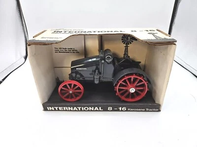 Tractor de queroseno International 8-16 modelos a escala 1:16 de colección 1990 Foto 1 de 4
