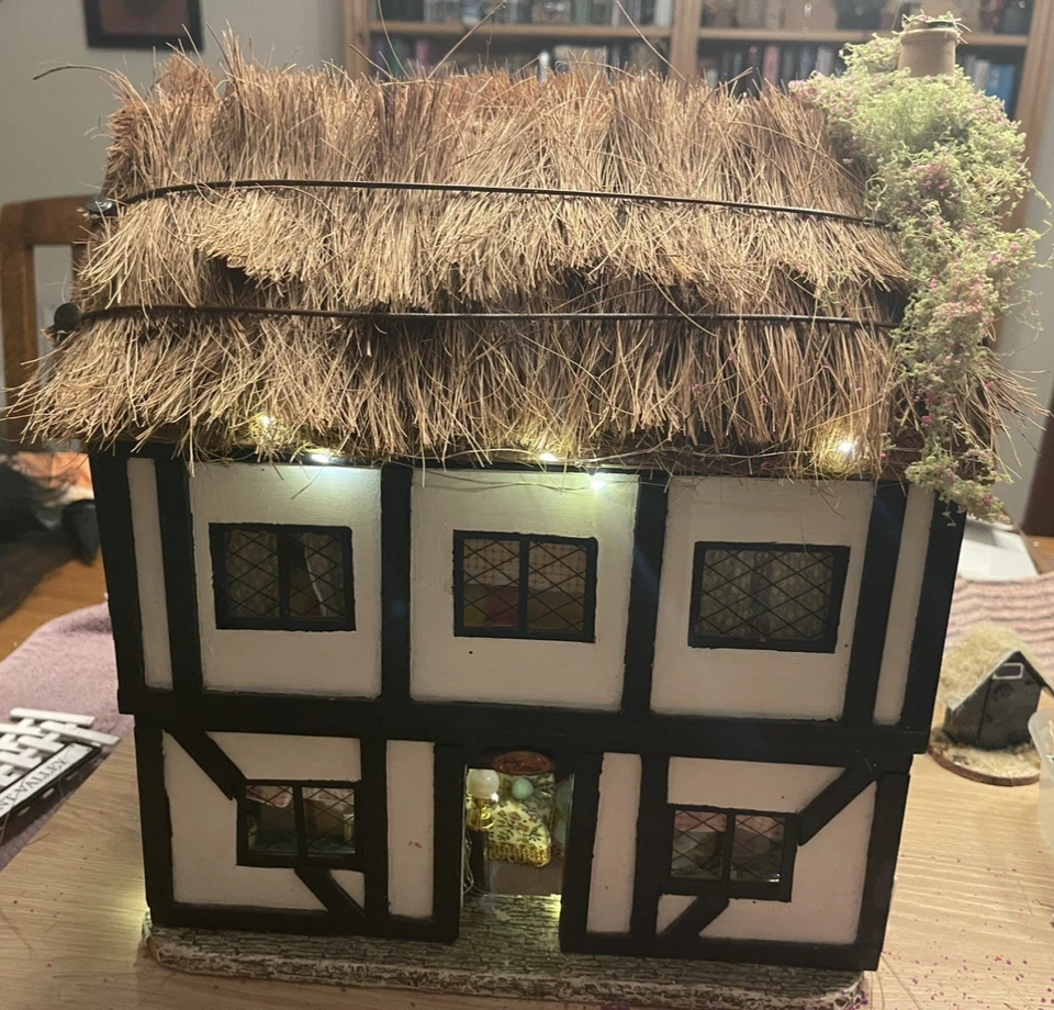 Casa de muñecas vintage con techo de paja estilo Tudor Caperucita Roja totalmente amueblada Foto 1 de 4