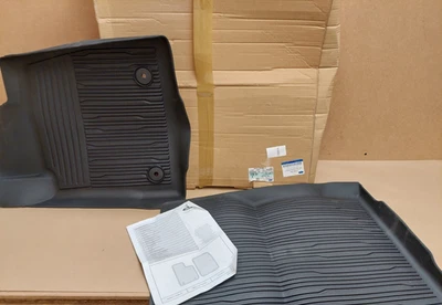 Alfombrilla de goma delantera negra menos logotipo 2439076 genuina Ford Fiesta Mk8 Puma Mk2 Foto 1 de 4