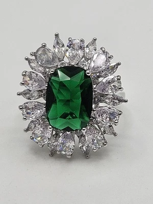 Anillo de cóctel de vidrio verde esmeralda circonita cúbica transparente tono plata de moda talla 9,5 Foto 1 de 4