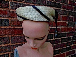 GENE DORIS NEW YORK BLACK VELVET HAT WITH BLACK/GREEN/RED FEATHER DETAIL - Picture 1 of 3