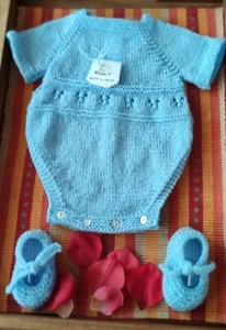 Conjunto de punto para bebé Ranita y zapatos. 6-12 meses. Hecho a mano - Imagen 1 de 2