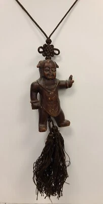 Antiguo colgante chino de madera tallada asiático "levantado con el brazo" figura collar de cordón de seda Foto 1 de 4