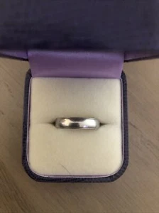 Windsor Bishop Men’s Platinum Wedding Ring - Picture 1 of 4