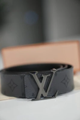 Cinturón Louis Vuitton LV Monograma Initiales 40mm Reversible Gris M0285 Talla 100/40 Foto 1 de 4