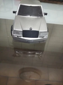 Modellino Mercedes 300 E AMG in Plastica scala 1: 24 Argento Metallizzato - Foto 1 di 6