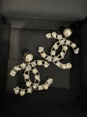 Brincos Chanel XL CC Cristais e Pérolas Declaração Limitada Rara Nova em Folha! - Imagem 1 de 4