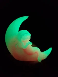3" 80g Glow In The Dark Pretty in Pink Meerjungfrau & Mond Figur Statue - Bild 1 von 7