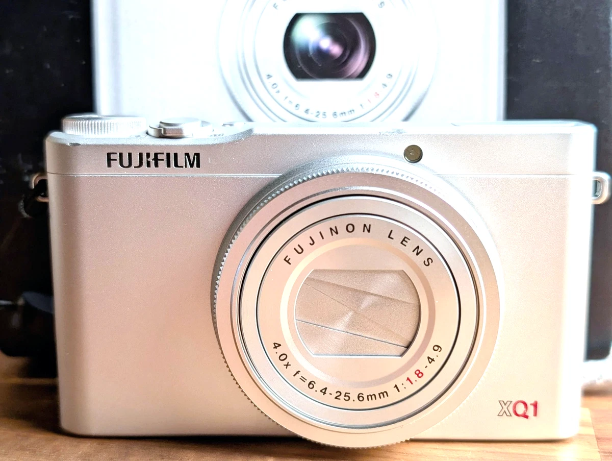 【狐ちゃんさん専用です！！】FUJIFILM XQ1 シルバー 狐ちゃんさん専用です！！】FUJIFILM XQ1 シルバー