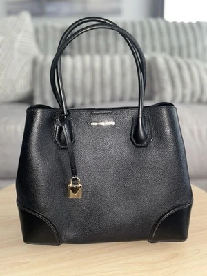 Bolso Michael Kors de cuero negro con cremallera dorada. Foto 1 de 4