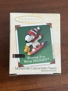 HALLMARK 2002 DIVERTIMENTO INVERNALE CON SNOOPY # 5 ORNAMENTO IN MINIATURA - Foto 1 di 5