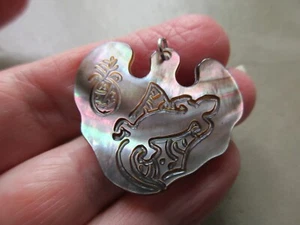 VINTAGE TAHITI MOTHER OF PEARL TROPICAL ISLAND LIZARD PINEAPPLE CHARM PENDANT UK - Picture 1 of 3