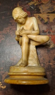 scultura antica.Spinario Estense,alabastro e base in giallo antico;cm 12,5; 1800 - Immagine 1 di 4