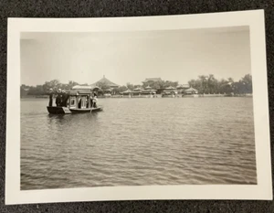 Foto en blanco y negro Pekín China marineros en barco en un lago 1938-1939 - Imagen 1 de 16