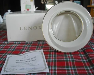 Marco de fotos memorable de cerámica LENOX marfil y oro de 24 quilates con caja ~ - Imagen 1 de 7