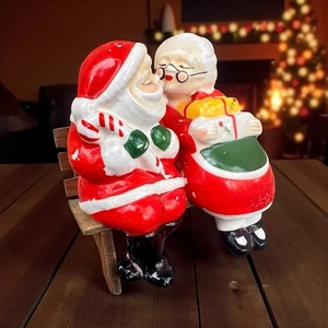 Vintage Napco Mr And Mrs Santa Claus Kissing Wooden Bench Salt & Pepper Shakers - Picture 1 of 22