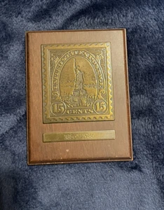 1985 Avon Liberty 1886-1986 15 Cent Stamp Brass  And Wood Wall Plaque L4 - Picture 1 of 6