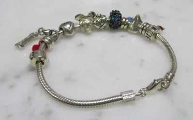 Cadena serpiente de plata esterlina Chamilia con 11 dijes; 1 Disney ~ 36,5 g ~ 11-I913 Foto 1 de 4
