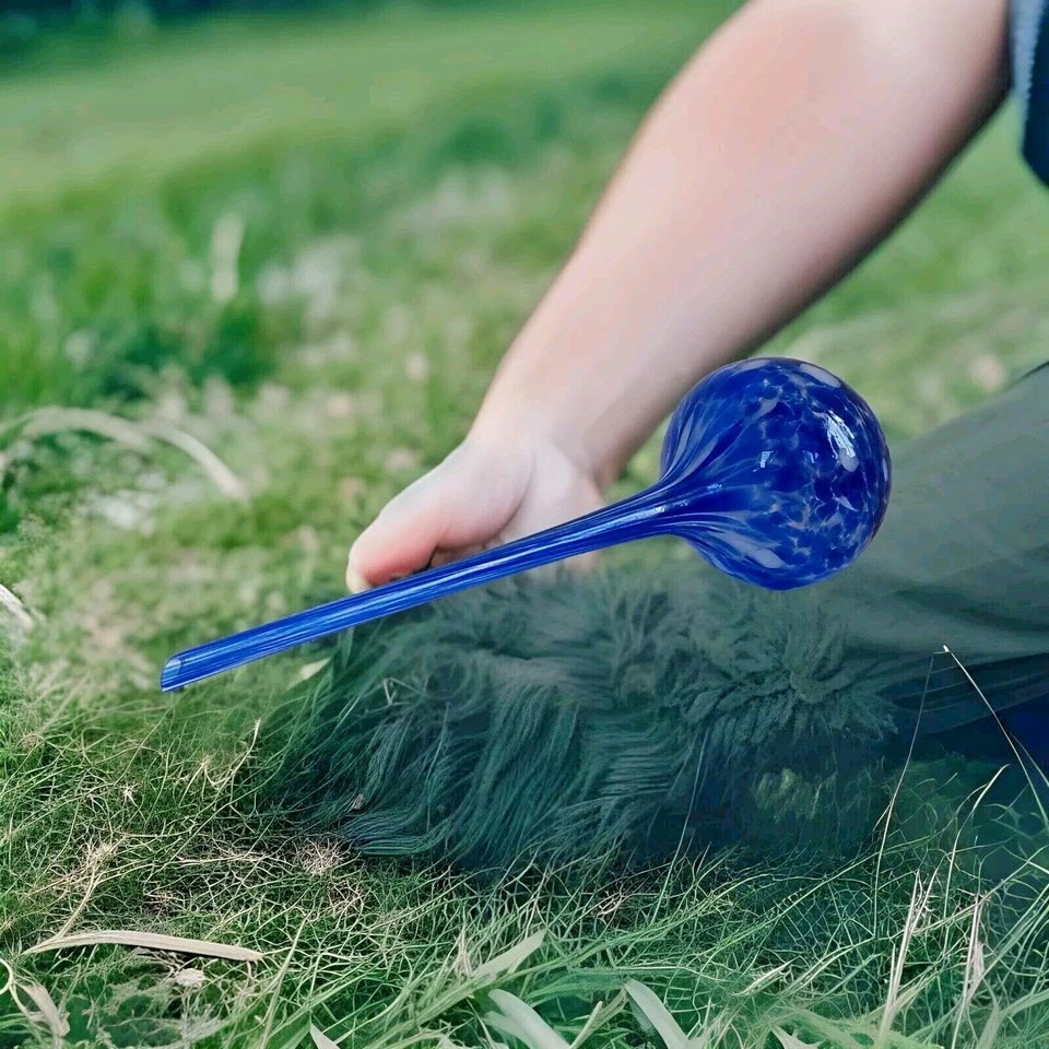 Globo de rega de plantas de vidro Art Deco – Azul e branco – soprado à mão – 11,5” - Imagem 1 de 4