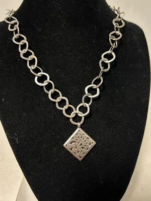 Collar de eslabones ovalados de plata de ley Lois Hill con colgante cuadrado de filigrana Foto 1 de 4
