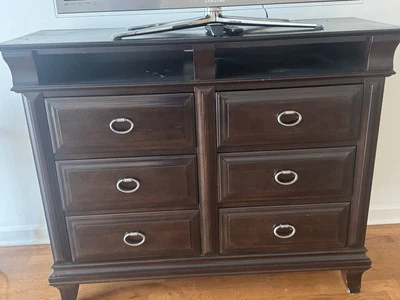 Cabinet  - Image 1 of 3