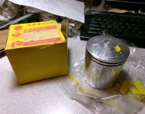 Suzuki TS TM 250 1969-70 pistón cuarto gran tamaño 1 mm O/S como nuevo fabricante de equipos originales P/N 12110-16710 - Imagen 1 de 7