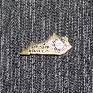 Radcliff Kentucky Pin estado silueta color dorado tanque militar - Imagen 1 de 5