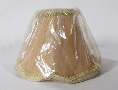  JUEGO DE 4 PANTALLAS DE LÁMPARA DE TELA TEJIDA DORADA CON ADORNOS DECORATIVOS 4 3/4" DE ALTO NUEVAS Foto 1 de 4