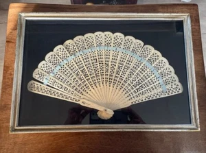 Antiguo abanico de mano de hueso, cinta azul, finales de 1800 cientos en marco de fotos - Imagen 1 de 6
