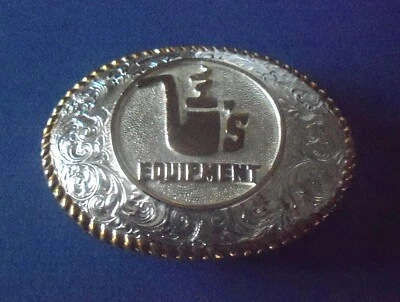 ОБОРУДОВАНИЕ КУРИТЕЛЬНАЯ ТРУБКА Пряжка Ремня - Посеребренная - Crumrine Mfg. Co. - Изображение 1 из 4