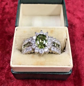 BEAUTIFUL GREEN AND WHITE CUBIC ZIRCONIA COCKTAIL STERLING SILVER RING SIZE 8.75 - Picture 1 of 5