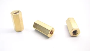 5 x bulloni distanziali M4x15 larghezza chiave 7 bulloni distanziali dorati - Foto 1 di 2