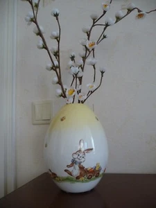 GOEBEL ® Vase in Ei-Form Weiß/Gelb Motiv: Hasen und Bienen H ca. 18 cm NEU - Bild 1 von 23